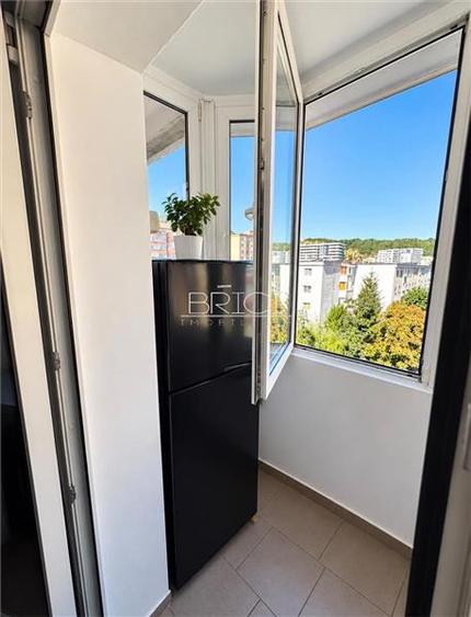Apartament cu 3 camere decomandat, mobilat în Calea București