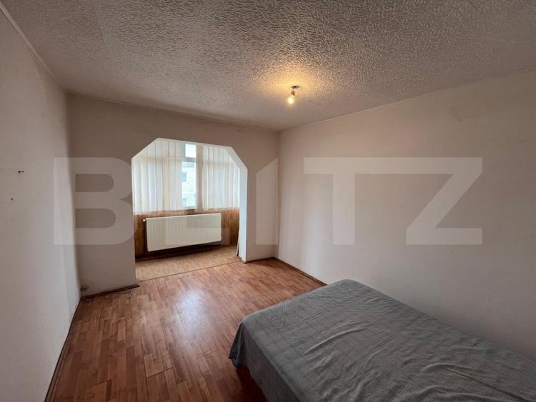 Apartament cu 3 camere semidecomandat, mobilat în Rovinari