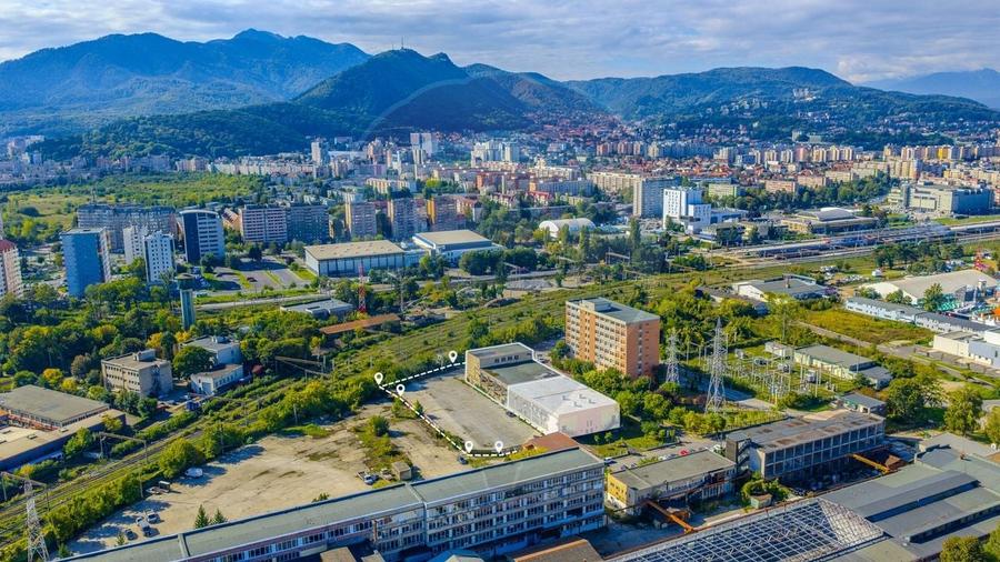 Spațiu industrial, de 2,060 mp, în Tractorul