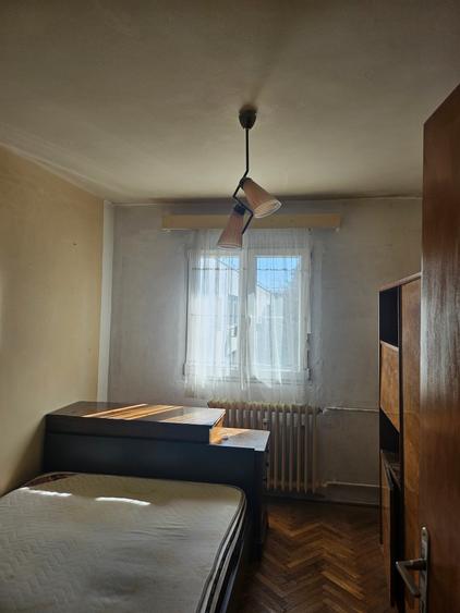 Apartament cu 3 camere semidecomandat în Titan