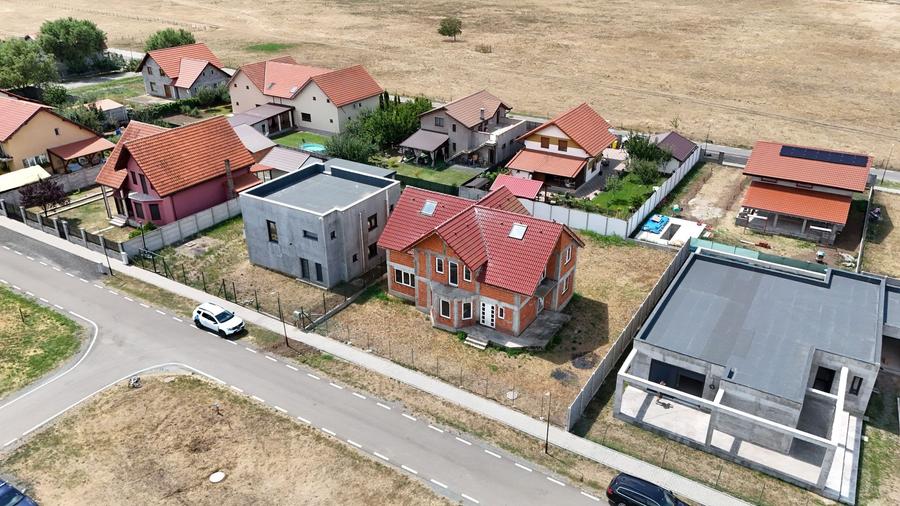 Casă individuală cu 7 camere cu Canalizare în Orțișoara
