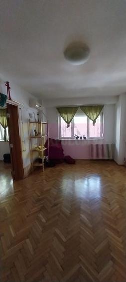Apartament cu 4 camere decomandat în P-ța Muncii