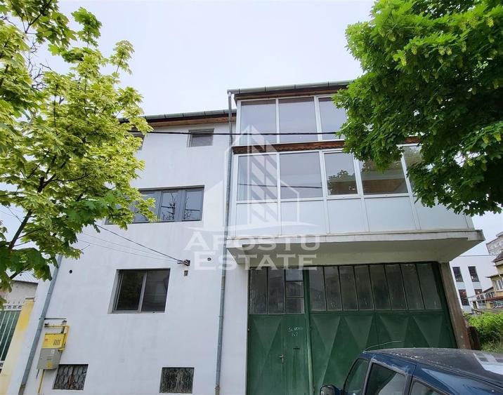 Casă individuală cu 8 camere cu Canalizare în Mehala