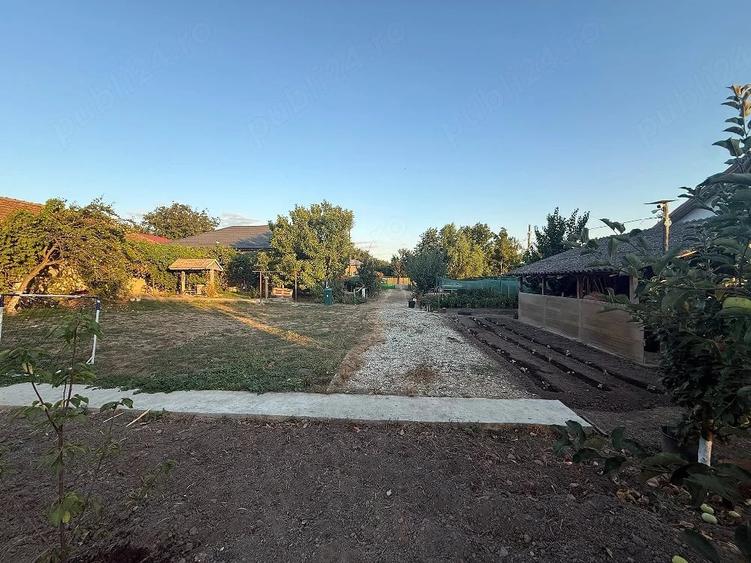 Casă cu 10 camere cu Teren 2500 Mp în Curcani