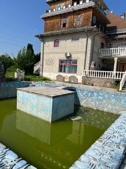 Casă individuală cu 15 camere cu Garaj în Comănești