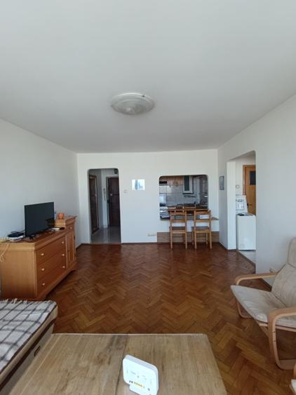 Apartament cu 3 camere semidecomandat în Sala Palatului