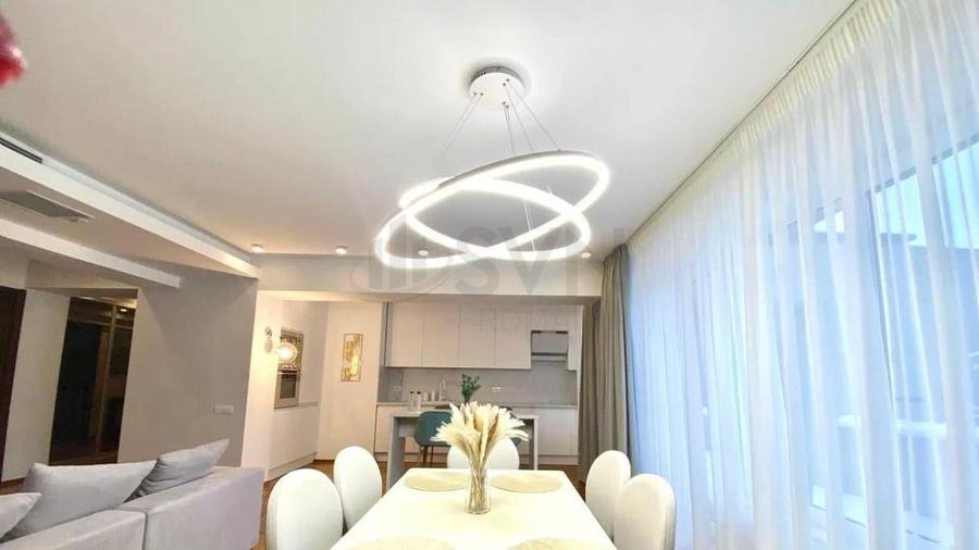 Apartament cu 3 camere semidecomandat, mobilat în Nordului