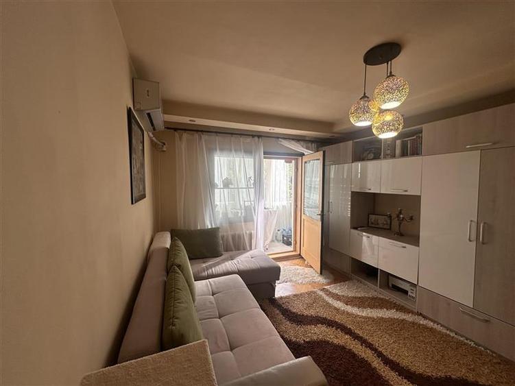 Apartament cu 3 camere semidecomandat în Lipovei