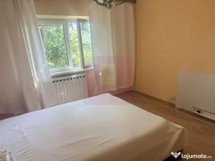 Apartament cu 3 camere decomandat în Drumul Sării