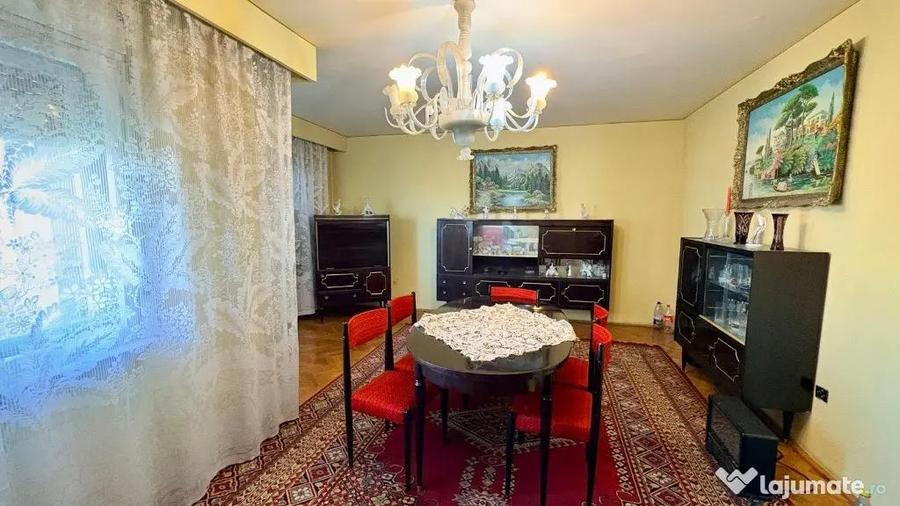 Apartament cu 4 camere decomandat în Central