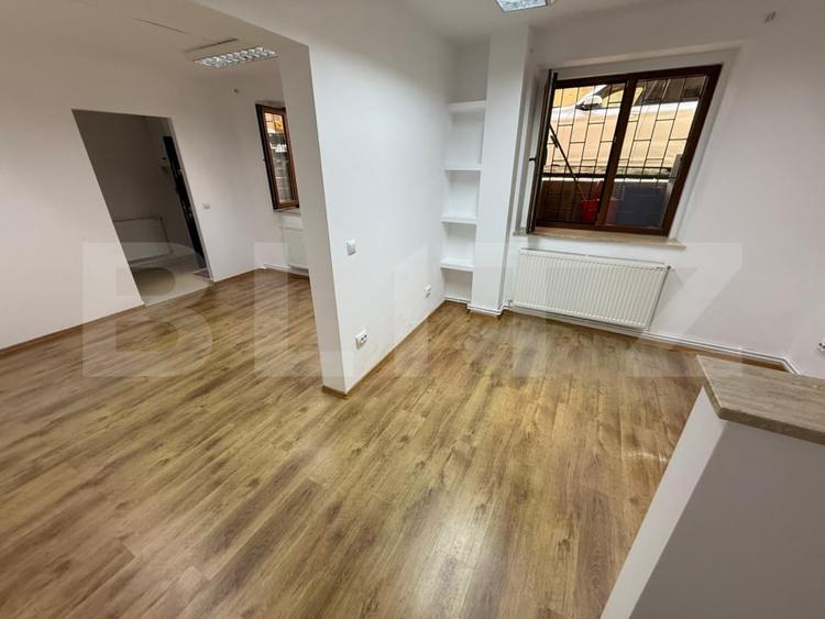 Birou, de 41 mp, în Central