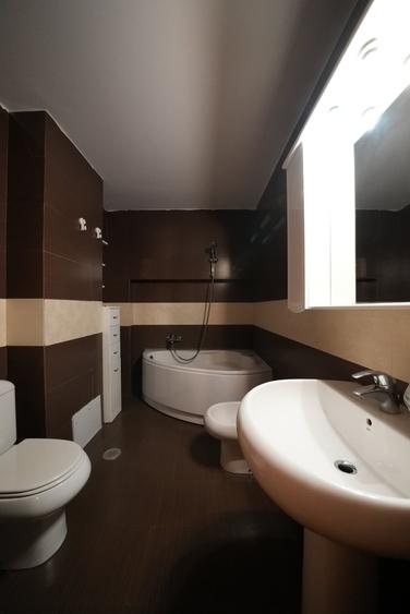 Apartament cu 4 camere decomandat, mobilat în Victoriei