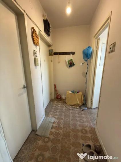 Apartament cu 3 camere semidecomandat în Central