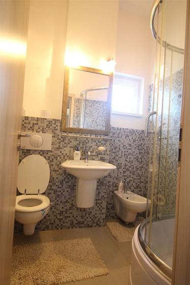 Apartament cu 5 camere decomandat în Aradului