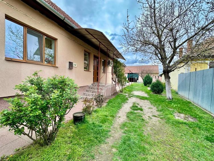 Casă individuală cu 3 camere cu Canalizare în Totoi
