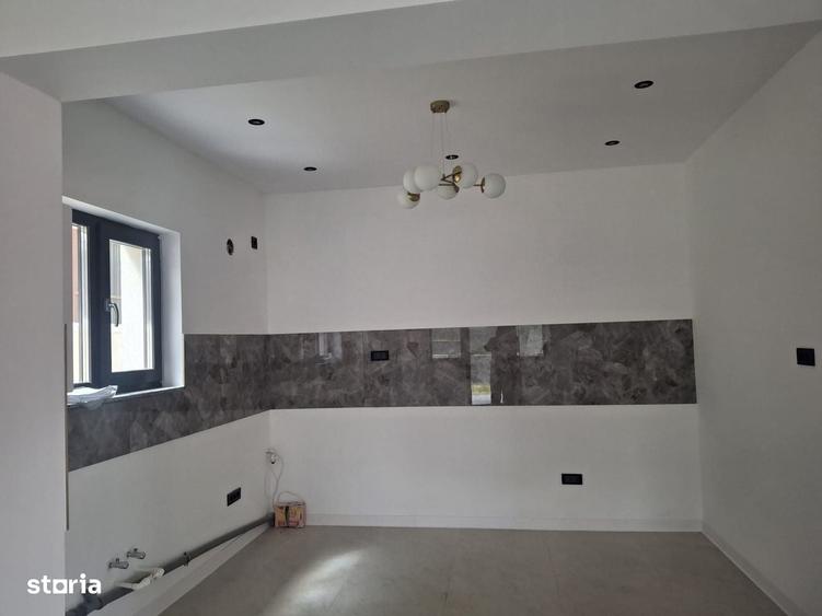 Casă cu 4 camere în Bucium