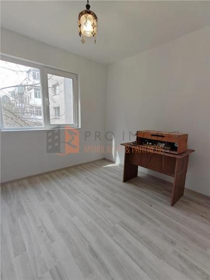 Apartament cu 3 camere semidecomandat, mobilat în Micro 3