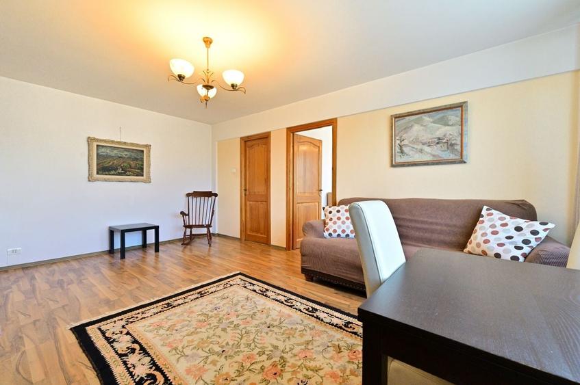 Apartament cu 3 camere semidecomandat în Sala Palatului