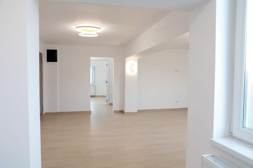 Apartament cu 4 camere decomandat în Central