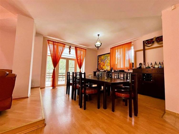 Casă individuală cu 10 camere cu Piscina în Malul Ursului