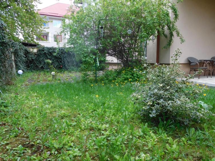 Casă cu 5 camere cu Canalizare în Andrei Mureșanu