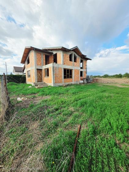 Casă individuală cu 5 camere cu Teren 450 Mp în Cocoșești
