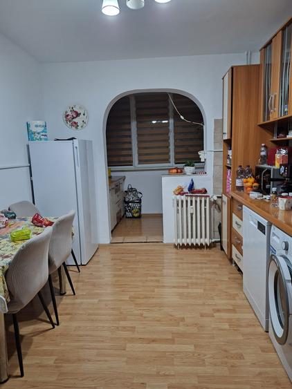 Apartament cu 4 camere decomandat în Titan