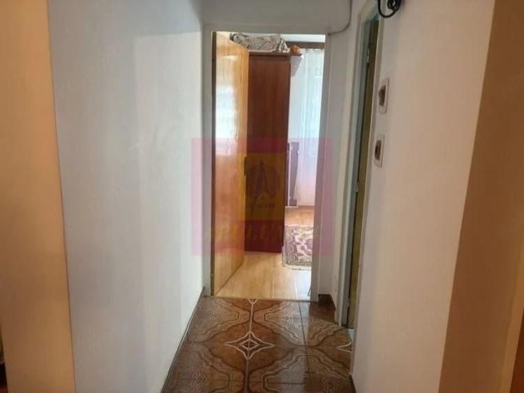 Apartament cu 3 camere decomandat în Drumul Sării