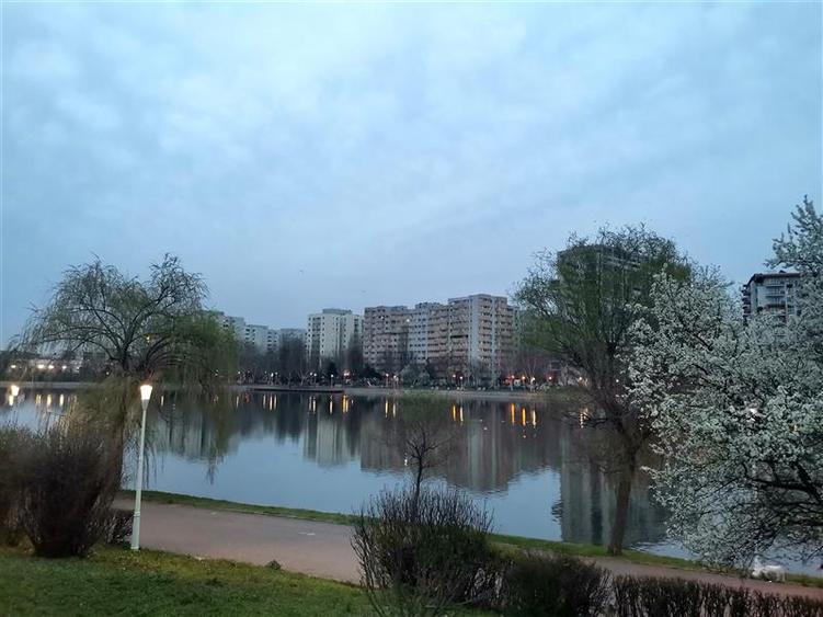 Apartament cu 4 camere semidecomandat în Colentina
