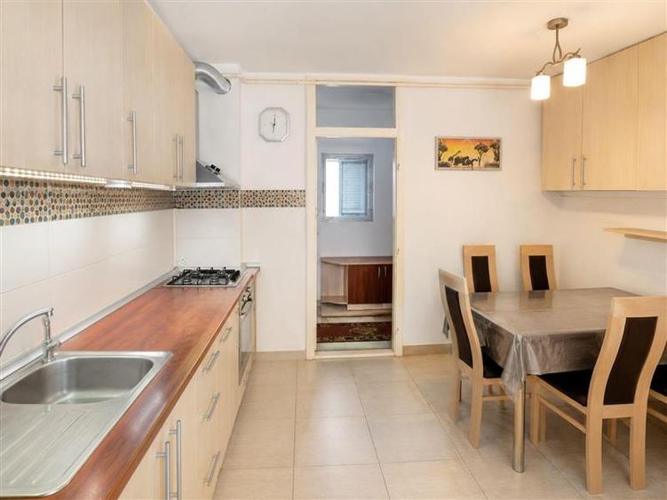 Apartament cu 4 camere decomandat, mobilat în Ultracentral