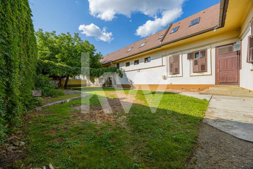 Casă individuală cu 20 camere cu Canalizare în Cristian