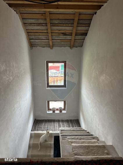 Casă cu 4 camere cu Teren 5000 Mp în Girov