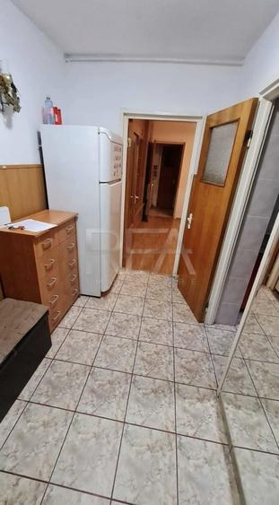 Apartament cu 3 camere semidecomandat, mobilat în Drumul Taberei