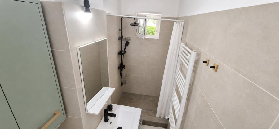Apartament cu 3 camere semidecomandat, mobilat în Craiovița Nouă