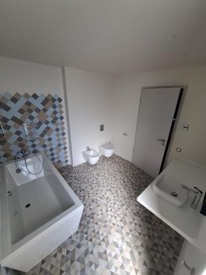 Casă individuală cu 6 camere cu Canalizare în Ultracentral