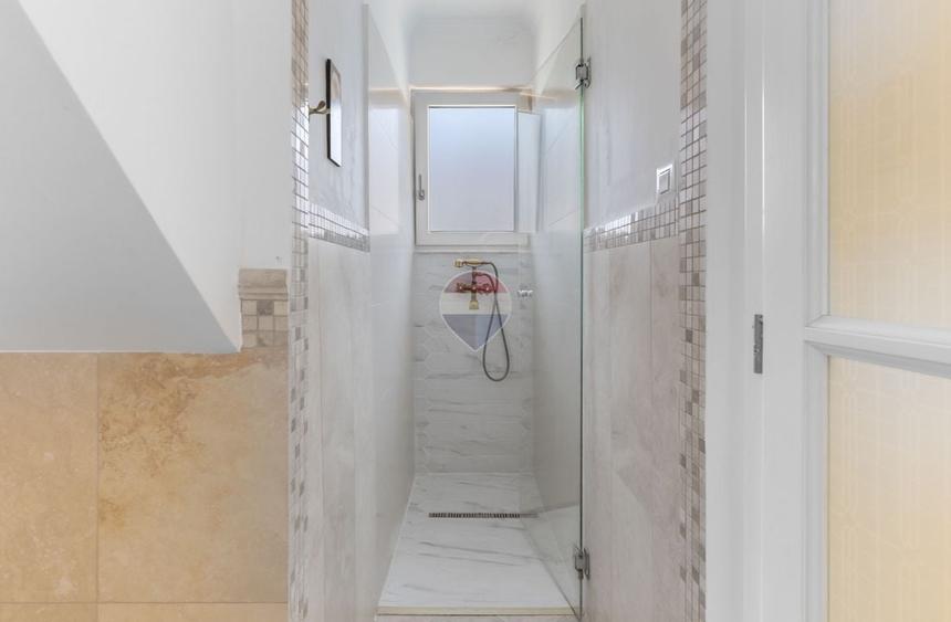 Apartament cu 3 camere, mobilat în Central