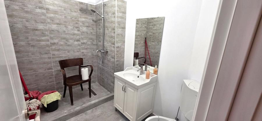 Apartament cu 4 camere semidecomandat în Banu Manta