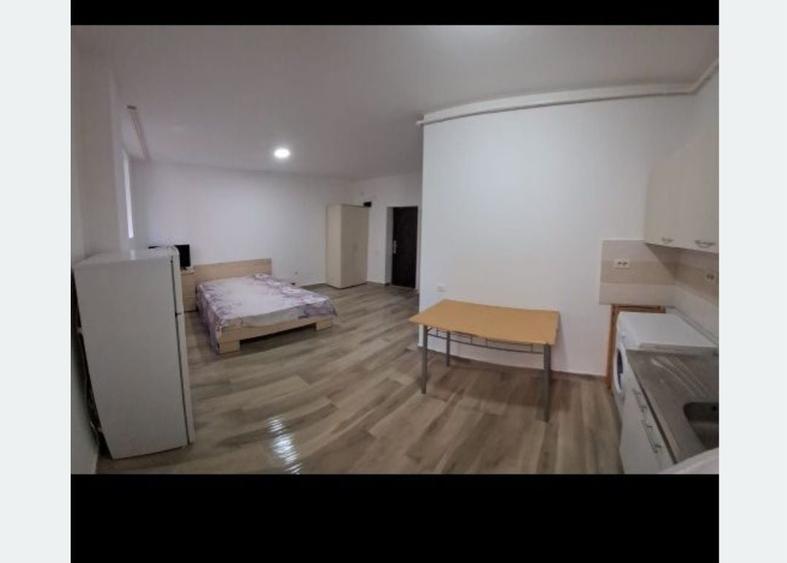 Garsonieră decomandată în Roșu