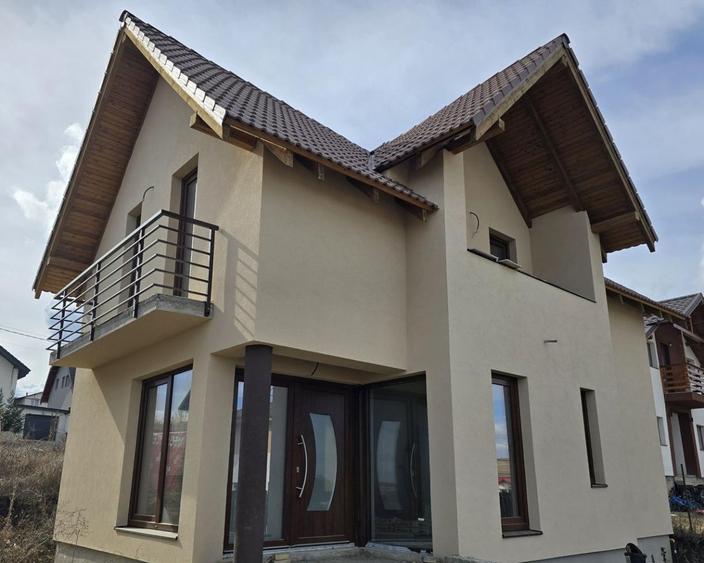Casă individuală cu 4 camere cu Canalizare în Câmpenești