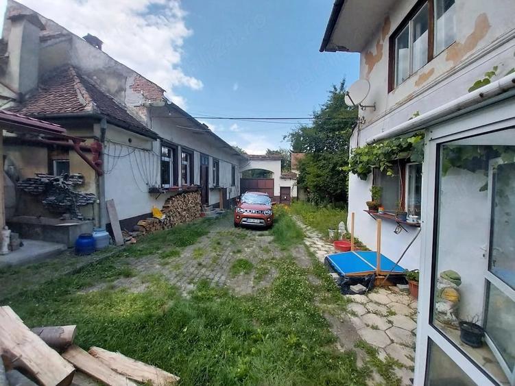 Casă cu Teren 1280 Mp în Central