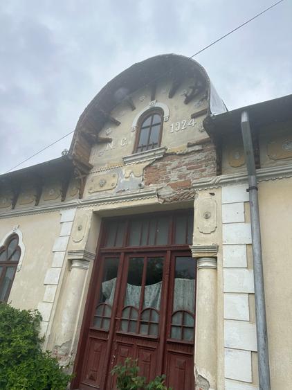 Casă individuală cu 8 camere cu Canalizare în Domnești