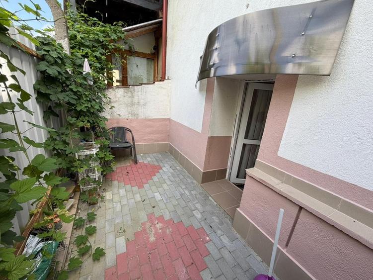 Casă cu 6 camere cu Teren 20 Mp în Centrul Civic