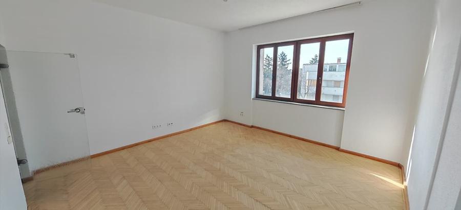 Birou, de 77 mp, în Central