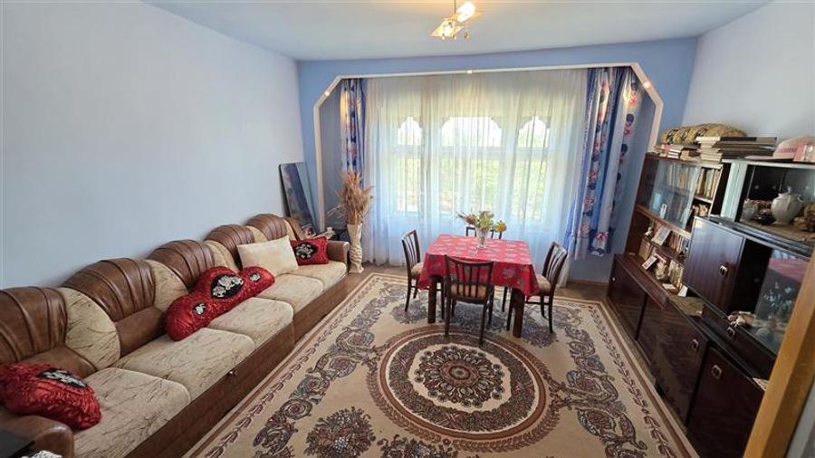 Casă individuală cu 9 camere cu Teren 4400 Mp în Petrilova