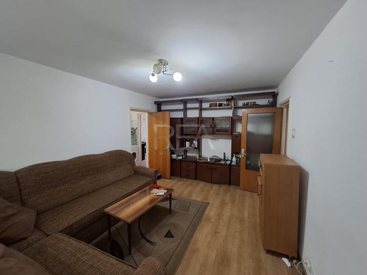 Apartament cu 3 camere semidecomandat, mobilat în Drumul Taberei
