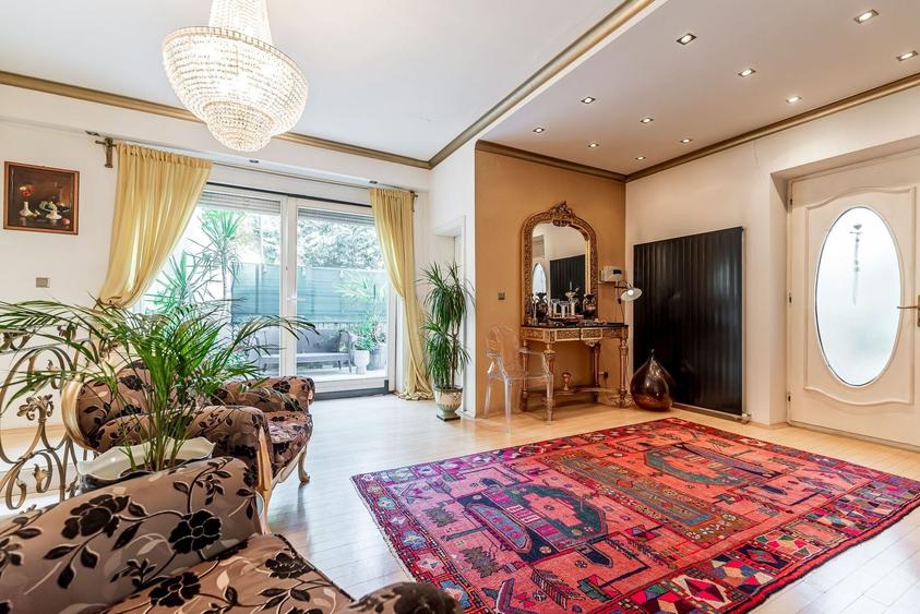 Casă individuală cu 5 camere cu Canalizare în Ultracentral