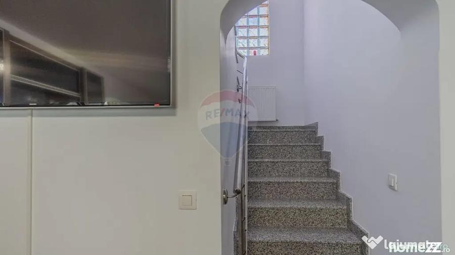 Casă cu 10 camere cu Teren 1074 Mp în Moieciu