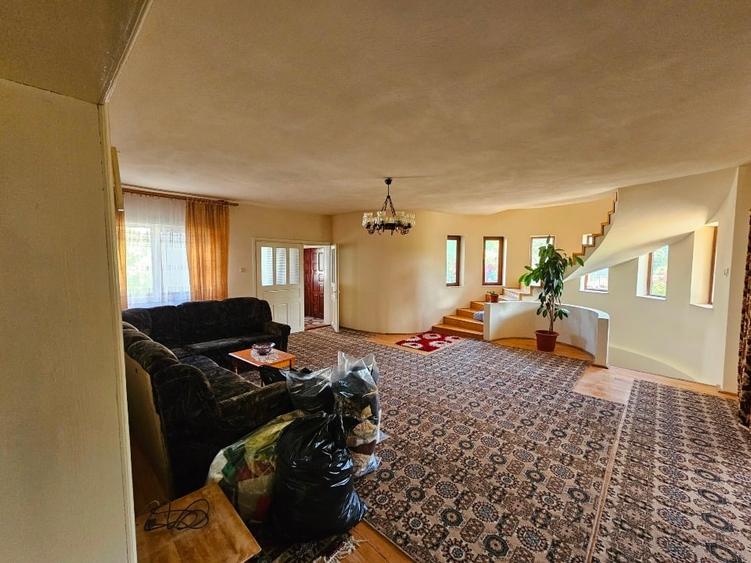Casă individuală cu 5 camere cu Teren 2500 Mp în Central