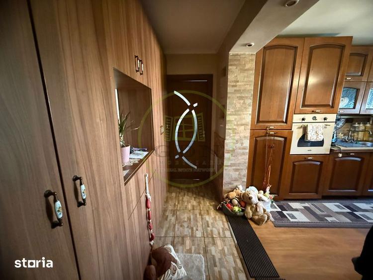 Apartament cu 3 camere semidecomandat în Craiovița Nouă
