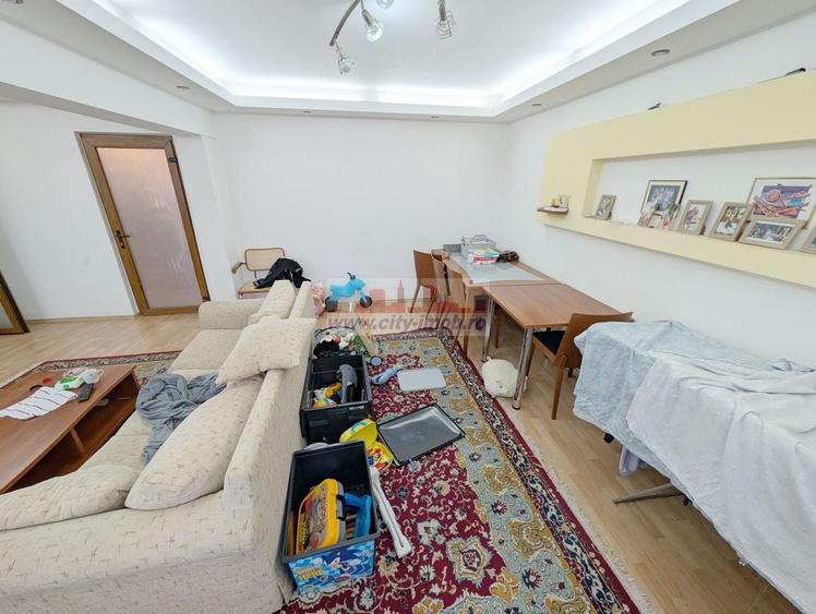 Apartament cu 4 camere semidecomandat, mobilat în Central